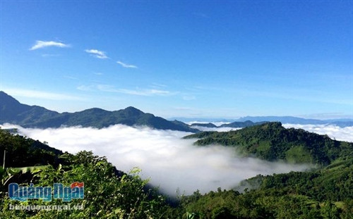 Nằm giữa biển mây, những ngọn núi trở thành những hòn đảo. Những cảnh này tưởng chỉ có ở chốn bồng lai. Nằm giữa biển mây, những ngọn núi trở thành những hòn đảo. Những cảnh này tưởng chỉ có ở chốn bồng lai.