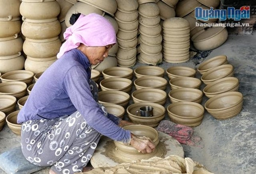 Từ lâu, nghề làm gốm ở Phổ Khánh đã trở thành một nghề truyền thống và gắn bó chặt chẽ với cuộc sống của người dân. Những năm phát triển cực thịnh, làng gốm Phổ Khánh với hàng trăm gia đình làm ra hàng loạt sản phẩm gia dụng như: muỗng nấu đường, nồi niêu, trách, trả, khuôn bánh xèo...