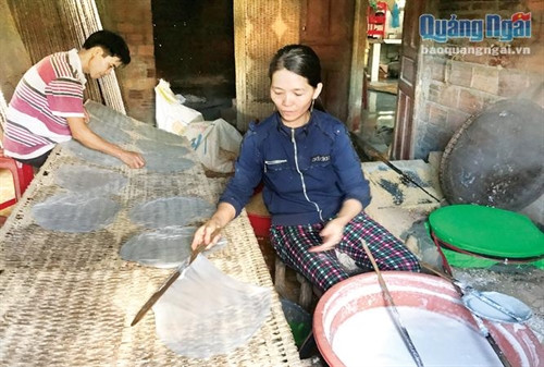 Rộn ràng làng nghề bánh tráng Hành Trung ảnh 1