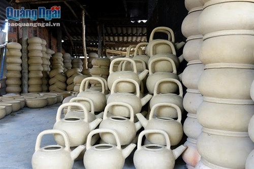 Các sản phẩm được phơi ngoài nắng cho có độ rắn, trắng đẹp. Sau một tuần đến 10 ngày, sản phẩm được đưa vào lò nung