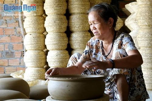 Thoạt nhìn, nghề làm gốm khá đơn giản, song để làm ra được các sản phẩm bền, đẹp, đáp ứng yêu cầu của thị trường cũng lắm công phu và cần khá nhiều kinh nghiệm của đôi tay người thợ.
