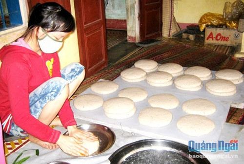 Sau khi ướp các loại gia vị để tăng độ thơm ngon, chả cá được “tạo hình”