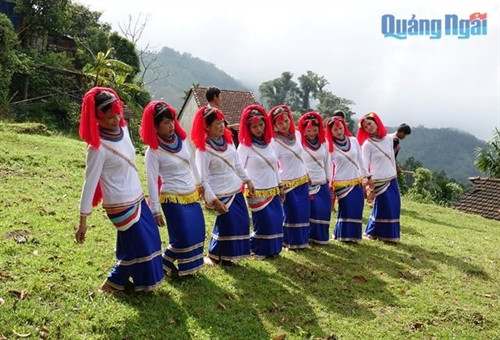 Những cô gái Co trong trang phục truyền thống của dân tộc mình, cùng hòa nhịp trong điệu múa Cà đáo - một điệu múa truyền thống của dân tộc Co.