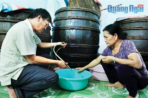 “Tháo lù” là công đoạn rút nước mắm nhĩ (hay còn gọi là mắm cốt, mắm nhất) cho ra nước mắm nguyên chất thơm ngon, chất lượng nhất.