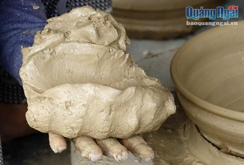 Để làm ra một sản phẩm gốm hoàn chỉnh, đến tay người tiêu dùng thì có nhiều công đoạn, và vai trò của công đoạn nào cũng quan trọng như nhau. Ngay cả những công đoạn tưởng chừng như đơn giản, chỉ cần có sức vóc là đã hoàn thành được nhiệm vụ như: làm đất, thấu đất hay nung lò cũng đòi hỏi người thợ phải có sự tỉ mỉ, lành nghề, quan sát tinh tế và sáng tạo.