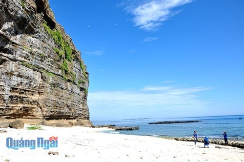 Hòn đảo này được thiên nhiên ưu đãi, hình thành nhiều thắng cảnh tự nhiên tuyệt đẹp và nhiều di tích lịch sử, văn hoá như: Chùa Hang, hang Câu, cổng Tò Vò, miệng núi lửa, Giếng Tiên, Thới Lới, rạn san hô, miếu bà Chúa Ngọc, đình làng An Hải, đình làng An Vĩnh, Âm Linh tự…