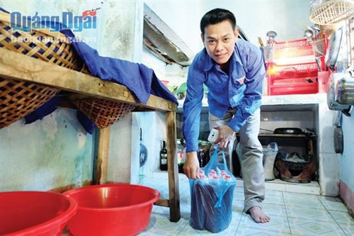 Không chỉ những người lớn tuổi giữ nghề, nay nhiều bạn trẻ ở Đức Lợi cũng tham gia làm và quảng bá nước mắm.