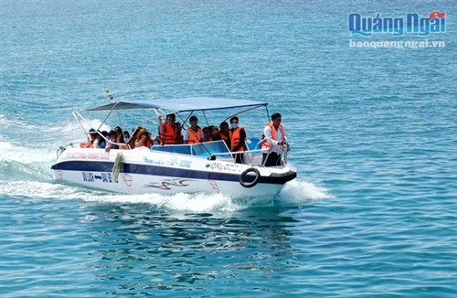 Đảo Bé xã An Bình là một trong những điểm đến mà du khách không thể bỏ qua khi đến với huyện đảo Lý Sơn. “Hiện tại, huyện đảo Lý Sơn có 9 phương tiện vận tải hoạt động tuyến đảo Lớn - đảo Bé, trong đó có 8 chiếc ca nô và 1 tàu vỏ gỗ. Ban Quản lý Cảng Lý Sơn đã thực hiện phân phiên, chuyến và tổ chức bán vé nhằm đảm bảo trật tự hai đầu cảng, hạn chế tình trạng chèo kéo khách, gây phản cảm cho du khách”- Bà Phạm Thị Hương - Phó Chủ tịch UBND huyện Lý Sơn cho biết.