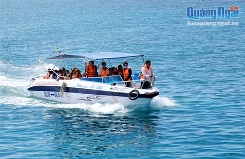 Đảo Bé xã An Bình là một trong những điểm đến mà du khách không thể bỏ qua khi đến với huyện đảo Lý Sơn. “Hiện tại, huyện đảo Lý Sơn có 9 phương tiện vận tải hoạt động tuyến đảo Lớn - đảo Bé, trong đó có 8 chiếc ca nô và 1 tàu vỏ gỗ. Ban Quản lý Cảng Lý Sơn đã thực hiện phân phiên, chuyến và tổ chức bán vé nhằm đảm bảo trật tự hai đầu cảng, hạn chế tình trạng chèo kéo khách, gây phản cảm cho du khách”- Bà Phạm Thị Hương - Phó Chủ tịch UBND huyện Lý Sơn cho biết.