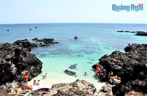 Tuy diện tích đảo rất nhỏ, nhưng đảo Bé lại có một bãi tắm đẹp tuyệt vời với làn cát trắng mịn, bao bọc bởi cánh cung vách đá cao, và những con sóng tung bọt trắng xóa ào ạt ngày đêm.