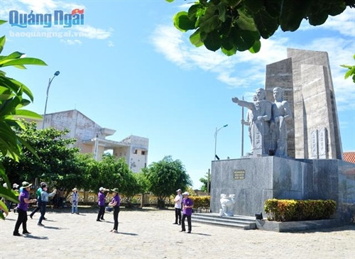 Lý Sơn còn chứa đựng một kho tàng sống động các truyền thuyết, chuyện kể, dân ca, lễ hội, lễ khao lề thế lính Hoàng Sa… Đặc biệt, nơi đây còn lưu giữ nhiều tư liệu về quần đảo Hoàng Sa; nhiều hiện vật khẳng định chủ quyền biển đảo Việt Nam từ xa xưa.