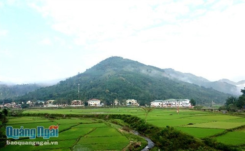 Một góc trung tâm huyện vùng cao Tây Trà trong sương sớm