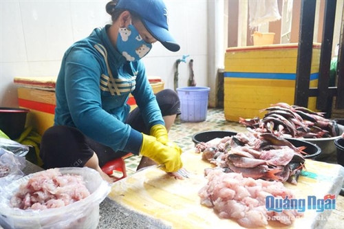 Để có độ dai, giòn, chả cá Định Tân phải trải qua nhiều công đoạn. Nhưng công đoạn đầu tiên mang tính bắt buộc là phải róc xương, lấy thịt cá bằng phương pháp thủ công, đó là dùng muỗng để nạo thịt.