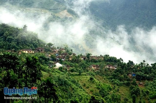 Những bản làng vùng cao Tây Trà ẩn hiện trong sương sớm Những bản làng vùng cao Tây Trà ẩn hiện trong sương sớm