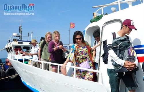 Theo thống kê của huyện đảo Lý Sơn năm 2016, trong 6 tháng đầu năm, huyện đảo đã đón hơn 115.000 lượt khách, tăng 64.000 lượt so với cùng kỳ năm trước, trong đó có 431 lượt khách quốc tế.