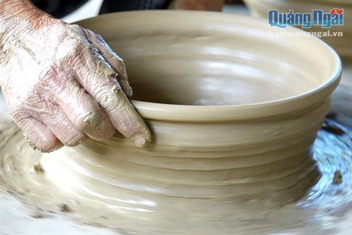Đất sau khi lấy về được những người thợ nhồi kỹ cho lên bàn xoay để tạo ra hình dáng ban đầu của những chiếc nồi tròn trịa, đẹp mắt.