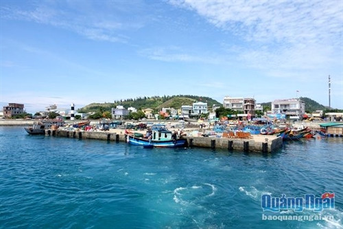 Cách đất liền khoảng 30km, dân số hơn 20.000 người, đảo Lý Sơn đang trở thành một trong những điểm đến thu hút du khách. Thời gian gần đây, lượng du khách trên khắp mọi miền đất nước đến tham quan du lịch tại tỉnh Quảng Ngãi, đều không thể bỏ qua hành trình ra đảo Lý Sơn. Bởi Lý Sơn, không chỉ thể hiện tình yêu biển, đảo thiêng liêng của Tổ quốc nơi “đầu sóng ngọn gió”, mà nơi đây còn có nhiều danh thắng, di tích lịch sử và lễ hội truyền thống của cư dân huyện đảo.