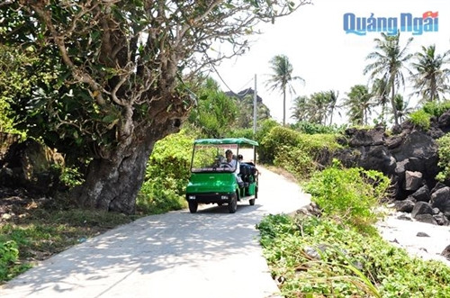 Được mệnh danh là “nàng tiên” của Lý Sơn, đảo Bé, mang đến cho du khách nhiều ấn tượng không bao giờ quên, với nhiều cảnh đẹp còn khá hoang sơ.