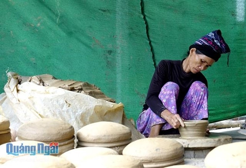 Các sản phẩm của làng gốm Phổ Khánh đều được làm thủ công, yêu cầu sự khéo léo, điêu luyện, trong đó phần lớn công đoạn tạo thành sản phẩm đều do phụ nữ đảm nhận.