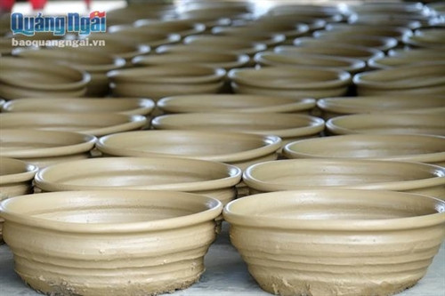 Khi đã làm xong phần thô, những sản phẩm sẽ được bàn tay khéo léo của người thợ gọt lại cho thật trơn và đem đi phơi nắng