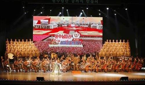 Thủ đô Bình Nhưỡng ngày nay mang một dáng vẻ hiện đại. Ảnh: Phương Hoa – TTXVN Những ngôi nhà cao tầng được sơn nhiều màu sắc mang dáng vẻ hiện đại cho Thủ đô Bình Nhưỡng. Ảnh: Phương Hoa- TTXVN Toàn cảnh thành phố Bình Nhưỡng nhìn từ trên cao. Ảnh: Phương Hoa – TTXVN Tiết mục hòa nhạc của Dàn nhạc Công Huân quốc gia Triều Tiên. Ảnh: Phương Hoa – TTXVN Đúng dịp sinh nhật của Chủ tịch Kim Nhật Thành, Triển lãm hoa được tổ chức tại Thủ đô Bình Nhưỡng. Ảnh: Phương Hoa – TTXVN Một gia đình Triều Tiên tham quan Triển lãm hoa Kim Nhật Thành. Ảnh: Phương Hoa – TTXVN Phụ nữ Triều Tiên mặc trang phục truyền thống vào xem Triển lãm hoa Kim Nhật Thành. Ảnh: Phương Hoa – TTXVN Người dân Triều Tiên xếp hàng vào xem Triển lãm hoa Kim Nhật Thành. Ảnh: Phương Hoa – TTXVN Một ngôi nhà truyền thống bên cạnh những công trình hiện đại. Ảnh: Phương Hoa – TTXVN Người dân và thiếu niên Triều Tiên đến vui chơi ở công viên. Ảnh: Phương Hoa – TTXVN Ngày cuối tuần, người dân Triều Tiên đến vui chơi ở các công viên nổi tiếng. Ảnh: Phương Hoa – TTXVN Một gian hàng dược phẩm ở Bình Nhưỡng. Ảnh: Phương Hoa – TTXVN Học sinh học môn thể thao yêu thích ở trường học. Ảnh: Phương Hoa – TTXVN Lớp học âm nhạc của học sinh Triều Tiên. Ảnh: Phương Hoa – TTXVN Lớp dạy lập trình tại Cung Học sinh Thiếu niên Vạn Cảnh Đài. Ảnh: Phương Hoa – TTXVN Triều Tiên rất chú trọng đến việc phát triển toàn diện con người, học sinh được tham gia các lớp học nghệ thuật. Ảnh: Phương Hoa- TTXVN Học sinh Triều Tiên học viết thư pháp. Ảnh: Phương Hoa – TTXVN Một cặp vợ chồng sắp cưới chụp ảnh trước Bảo tàng Chiến thắng Chiến tranh Giải phóng Tổ quốc. Ảnh: Phương Hoa – TTXVN Người dân xếp hàng trật tự lên phương tiện giao thông công cộng. Ảnh: Phương Hoa- TTXVN Cung Thái Dương Kumsusan-nơi an nghỉ của Chủ tịch Kim Nhật Thành và Kim Jong - Il. Ảnh: Phương Hoa – TTXVN Nhà ga trung tâm ở Thủ đô Bình Nhưỡng. Ảnh: Phương Hoa – TTXVN Tòa nhà Quốc hội ở Thủ đô Bình Nhưỡng. Ảnh: Phương Hoa – TTXVN Ngoài phương tiện giao thông công cộng, người dân Bình Nhưỡng thường xuyên sử dụng xe đạp. Ảnh: Phương Hoa – TTXVN Hoa nở trên đường phố cùng với những ngôi nhà cao tầng mang nhiều màu sắc rực rỡ. Ảnh: Phương Hoa – TTXVN Tượng "Vạn Lý Mã" - bức tượng nổi tiếng ở Bình Nhưỡng. Ảnh: Phương Hoa – TTXVN Những dãy phố với công trình kiến trúc hiện đại được xây dựng ở Bình Nhưỡng. Ảnh: Phương Hoa – TTXVN Nhiều chung cư cao tầng được xây dựng phục vụ chỗ ở cho người dân ở Thủ đô Bình Nhưỡng. Ảnh: Phương Hoa – TTXVN Khải Hoàn Môn - một công trình nổi tiếng ở Bình Nhưỡng. Ảnh: Phương Hoa – TTXVN Tháp Chủ thể cao 170 m là Tượng đài về học thuyết tự lực tự cường ở Triều Tiên. Ảnh: Phương Hoa – TTXVN Một công trình kiến trúc truyền thống của Triều Tiên tại Thủ đô Bình Nhưỡng. Ảnh: Phương Hoa – TTXVN Quảng trường Kim Nhật Thành, nơi tổ chức các sự kiện lớn của Triều Tiên. Ảnh: Phương Hoa – TTXVN Pin năng lượng mặt trời được sử dụng ở nhiều nơi tại Thủ đô Bình Nhưỡng. Ảnh: Phương Hoa – TTXVN Ô tô điện là phương tiện giao thông công cộng phổ biển ở Bình Nhưỡng. Ảnh: Phương Hoa – TTXVN Nhà ga Bình Nhưỡng nhìn từ trên cao. Ảnh: Phương Hoa – TTXVN Tòa nhà Ryugyong cao 330m ở Thủ đô Bình Nhưỡng. Ảnh: Phương Hoa – TTXVN Một công trình lịch sử ở Thủ đô Bình Nhưỡng. Ảnh: Phương Hoa – TTXVN Học sinh mầm non được cô giáo dẫn đi dã ngoại. Ảnh: Phương Hoa – TTXVN Thủ đô Bình Nhưỡng nhìn từ trên cao. Ảnh: Phương Hoa – TTXVN Khu Chang Jong, nơi tập trung nhiều nhà cao tầng. Ảnh: Phương Hoa – TTXVN Thủ đô Bình Nhưỡng ngày nay mang một dáng vẻ hiện đại. Ảnh: Phương Hoa – TTXVN Những ngôi nhà cao tầng được sơn nhiều màu sắc mang dáng vẻ hiện đại cho Thủ đô Bình Nhưỡng. Ảnh: Phương Hoa- TTXVN Toàn cảnh thành phố Bình Nhưỡng nhìn từ trên cao. Ảnh: Phương Hoa – TTXVN Tiết mục hòa nhạc của Dàn nhạc Công Huân quốc gia Triều Tiên. Ảnh: Phương Hoa – TTXVN Đúng dịp sinh nhật của Chủ tịch Kim Nhật Thành, Triển lãm hoa được tổ chức tại Thủ đô Bình Nhưỡng. Ảnh: Phương Hoa – TTXVN Một gia đình Triều Tiên tham quan Triển lãm hoa Kim Nhật Thành. Ảnh: Phương Hoa – TTXVN Phụ nữ Triều Tiên mặc trang phục truyền thống vào xem Triển lãm hoa Kim Nhật Thành. Ảnh: Phương Hoa – TTXVN Người dân Triều Tiên xếp hàng vào xem Triển lãm hoa Kim Nhật Thành. Ảnh: Phương Hoa – TTXVN Một ngôi nhà truyền thống bên cạnh những công trình hiện đại. Ảnh: Phương Hoa – TTXVN Người dân và thiếu niên Triều Tiên đến vui chơi ở công viên. Ảnh: Phương Hoa – TTXVN Ngày cuối tuần, người dân Triều Tiên đến vui chơi ở các công viên nổi tiếng. Ảnh: Phương Hoa – TTXVN Một gian hàng dược phẩm ở Bình Nhưỡng. Ảnh: Phương Hoa – TTXVN Học sinh học môn thể thao yêu thích ở trường học. Ảnh: Phương Hoa – TTXVN Lớp học âm nhạc của học sinh Triều Tiên. Ảnh: Phương Hoa – TTXVN Lớp dạy lập trình tại Cung Học sinh Thiếu niên Vạn Cảnh Đài. Ảnh: Phương Hoa – TTXVN Triều Tiên rất chú trọng đến việc phát triển toàn diện con người, học sinh được tham gia các lớp học nghệ thuật. Ảnh: Phương Hoa- TTXVN Học sinh Triều Tiên học viết thư pháp. Ảnh: Phương Hoa – TTXVN Một cặp vợ chồng sắp cưới chụp ảnh trước Bảo tàng Chiến thắng Chiến tranh Giải phóng Tổ quốc. Ảnh: Phương Hoa – TTXVN Người dân xếp hàng trật tự lên phương tiện giao thông công cộng. Ảnh: Phương Hoa- TTXVN Cung Thái Dương Kumsusan-nơi an nghỉ của Chủ tịch Kim Nhật Thành và Kim Jong - Il. Ảnh: Phương Hoa – TTXVN Nhà ga trung tâm ở Thủ đô Bình Nhưỡng. Ảnh: Phương Hoa – TTXVN Tòa nhà Quốc hội ở Thủ đô Bình Nhưỡng. Ảnh: Phương Hoa – TTXVN Ngoài phương tiện giao thông công cộng, người dân Bình Nhưỡng thường xuyên sử dụng xe đạp. Ảnh: Phương Hoa – TTXVN Hoa nở trên đường phố cùng với những ngôi nhà cao tầng mang nhiều màu sắc rực rỡ. Ảnh: Phương Hoa – TTXVN Tượng "Vạn Lý Mã" - bức tượng nổi tiếng ở Bình Nhưỡng. Ảnh: Phương Hoa – TTXVN Những dãy phố với công trình kiến trúc hiện đại được xây dựng ở Bình Nhưỡng. Ảnh: Phương Hoa – TTXVN Nhiều chung cư cao tầng được xây dựng phục vụ chỗ ở cho người dân ở Thủ đô Bình Nhưỡng. Ảnh: Phương Hoa – TTXVN Khải Hoàn Môn - một công trình nổi tiếng ở Bình Nhưỡng. Ảnh: Phương Hoa – TTXVN Tháp Chủ thể cao 170 m là Tượng đài về học thuyết tự lực tự cường ở Triều Tiên. Ảnh: Phương Hoa – TTXVN Một công trình kiến trúc truyền thống của Triều Tiên tại Thủ đô Bình Nhưỡng. Ảnh: Phương Hoa – TTXVN Quảng trường Kim Nhật Thành, nơi tổ chức các sự kiện lớn của Triều Tiên. Ảnh: Phương Hoa – TTXVN Pin năng lượng mặt trời được sử dụng ở nhiều nơi tại Thủ đô Bình Nhưỡng. Ảnh: Phương Hoa – TTXVN Ô tô điện là phương tiện giao thông công cộng phổ biển ở Bình Nhưỡng. Ảnh: Phương Hoa – TTXVN Nhà ga Bình Nhưỡng nhìn từ trên cao. Ảnh: Phương Hoa – TTXVN Tòa nhà Ryugyong cao 330m ở Thủ đô Bình Nhưỡng. Ảnh: Phương Hoa – TTXVN Một công trình lịch sử ở Thủ đô Bình Nhưỡng. Ảnh: Phương Hoa – TTXVN Học sinh mầm non được cô giáo dẫn đi dã ngoại. Ảnh: Phương Hoa – TTXVN Thủ đô Bình Nhưỡng nhìn từ trên cao. Ảnh: Phương Hoa – TTXVN Khu Chang Jong, nơi tập trung nhiều nhà cao tầng. Ảnh: Phương Hoa – TTXVN