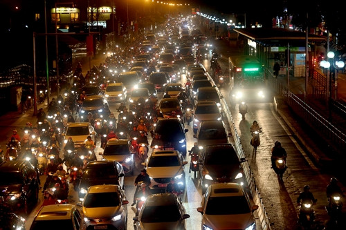 Nhiều phương tiện đi cả vào đường dành riêng cho xe buýt nhanh (BRT) trên phố Giảng Võ. Ảnh: Huy Hùng- TTXVN Nhiều phương tiện đi cả vào đường dành riêng cho xe buýt nhanh (BRT) trên phố Giảng Võ. Ảnh: Huy Hùng- TTXVN