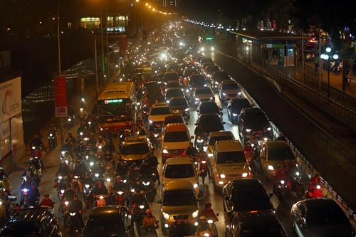 Cảnh ùn tắc kéo dài trên tuyến phố Giảng Võ, tối 23/1. Ảnh: Huy Hùng- TTXVN Cảnh ùn tắc kéo dài trên tuyến phố Giảng Võ, tối 23/1. Ảnh: Huy Hùng- TTXVN