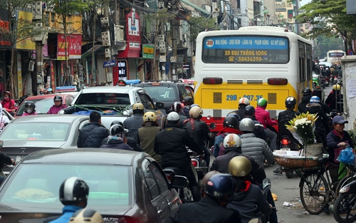 Ùn tắc các phương tiện tham gia giao thông trên đường Giải Phóng chiều 23/1.. Ảnh: Huy Hùng- TTXVN Ùn tắc các phương tiện tham gia giao thông trên đường Giải Phóng chiều 23/1.. Ảnh: Huy Hùng- TTXVN