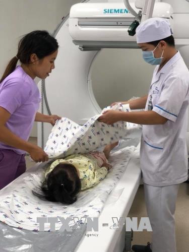 Bệnh nhi đầu tiên chuẩn bị được xạ hình. Ảnh: Đinh Hằng – TTXVN