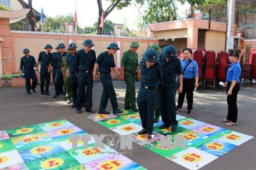 Thanh niên quận 3 trúng tuyển nghĩa vụ quân sự tham gia trò chơi nhập trại tại hội trại tòng quân. Ảnh: Thanh Vũ -TTXVN
