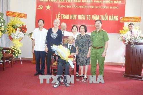 Lễ trao tặng Huy hiệu 75 tuổi Đảng cho đồng chí Trần Quốc Hương. Ảnh: Anh Tuấn - TTXVN Lễ trao tặng Huy hiệu 75 tuổi Đảng cho đồng chí Trần Quốc Hương. Ảnh: Anh Tuấn - TTXVN