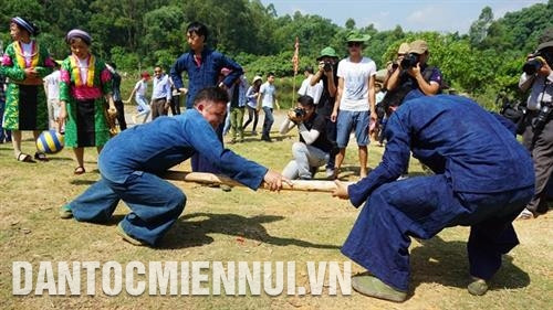 Trò chơi dân gian đẩy gậy. Ảnh: Hoàng Hải