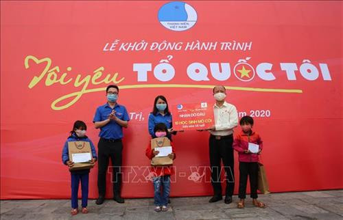 Trung ương Hội Liên hiệp Thanh niên Việt Nam nhận đỡ đầu 10 em thiếu nhi dân tộc thiểu số mồ côi có hoàn cảnh khó khăn tại huyện Đakrông và Hướng Hóa, mỗi tháng các em sẽ được hỗ trợ 500.000 đồng đến năm 18 tuổi. Ảnh: Hồ Cầu-TTXVN Trung ương Hội Liên hiệp Thanh niên Việt Nam nhận đỡ đầu 10 em thiếu nhi dân tộc thiểu số mồ côi có hoàn cảnh khó khăn tại huyện Đakrông và Hướng Hóa, mỗi tháng các em sẽ được hỗ trợ 500.000 đồng đến năm 18 tuổi. Ảnh: Hồ Cầu-TTXVN