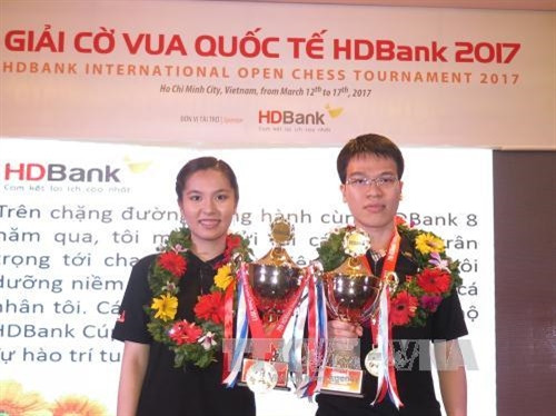 Kỳ thủ số Lê Quang Liêm đoạt ngôi Vô địch nam và Kỳ thủ Saduakassova Dinara (Kazakhstan) đoạt ngôi Vô địch nữ. Ảnh: Hoàng Hải - TTXVN. Kỳ thủ số Lê Quang Liêm đoạt ngôi Vô địch nam và Kỳ thủ Saduakassova Dinara (Kazakhstan) đoạt ngôi Vô địch nữ. Ảnh: Hoàng Hải - TTXVN.