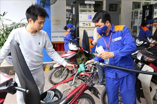 Khách đến mua xăng tại cửa hàng bán lẻ xăng, dầu số 9 Trần Hưng Đạo (Hà Nội). Ảnh: Huy Hùng – TTXVN Khách đến mua xăng tại cửa hàng bán lẻ xăng, dầu số 9 Trần Hưng Đạo (Hà Nội). Ảnh: Huy Hùng – TTXVN