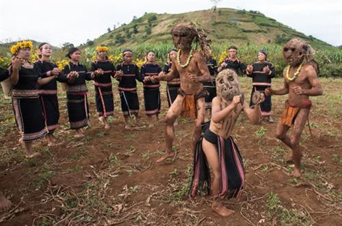 Những chú hề đeo mặt nạ nhảy múa trong lễ hội của dân tộc J'rai. Những chú hề đeo mặt nạ nhảy múa trong lễ hội của dân tộc J'rai.