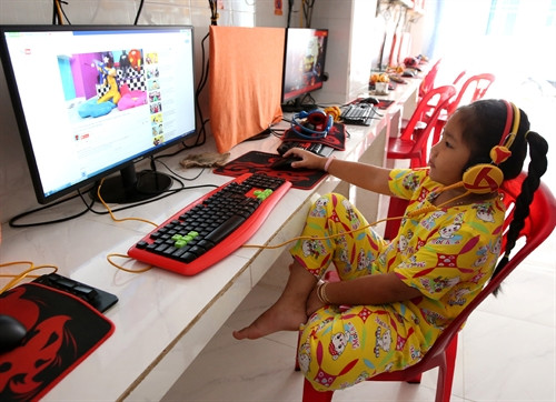 Có điện, người dân trên đảo có điều kiện tiếp xúc với công nghệ thông tin. Có điện, người dân trên đảo có điều kiện tiếp xúc với công nghệ thông tin.