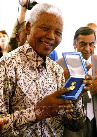 Cựu Tổng thống Nam Phi Nelson Mandela tại Pretoria ngày 28/10/2002. Ảnh: AFP/ TTXVN Cựu Tổng thống Nam Phi Nelson Mandela tại Pretoria ngày 28/10/2002. Ảnh: AFP/ TTXVN