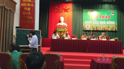 PGS Lê Văn Nam đang trình bầy các phương pháp phòng tránh bệnh trên vật nuôi. Ảnh: Phan Ngọc Đức