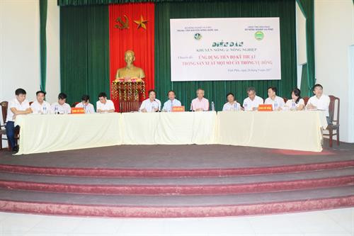 Các nhà quản lý, lãnh đạo và giới chuyên môn trong Diễn đàn Khuyến nông @ Nông nghiệp "Ứng dụng tiến bộ kỹ thuật trong sản xuất một số cây trồng vụ Đông"