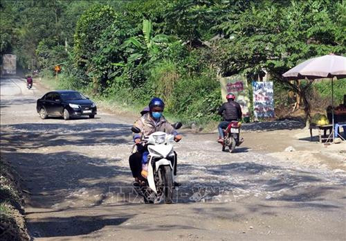 Đường ĐT 186 xuống cấp nghiêm trọng. Ảnh: Quang Đán – TTXVN Đường ĐT 186 xuống cấp nghiêm trọng. Ảnh: Quang Đán – TTXVN