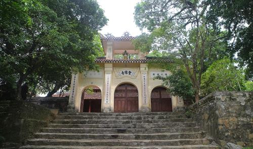 Tháp Điều Ngự trong chùa Thánh Duyên, nơi để vua điều phục và chế ngự tâm. Ảnh: Hồ Cầu - TTXVN Chính điện chùa Thánh Duyên. Ảnh: Hồ Cầu - TTXVN Ngôi chính điện chùa Thánh Duyên. Ảnh: Hồ Cầu - TTXVN Cổng tam quan chùa Thánh Duyên. Ảnh: Hồ Cầu - TTXVN