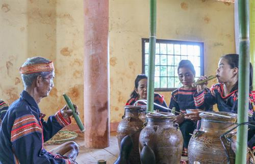 Trước khi làm Lễ mừng lúa mới, thầy cúng làm Lễ đưa hồn lúa về nhà kho và xin phép thần lúa cho người dân được gặt lúa đem về kho. Người thu hoạch lúa phải vuốt bằng tay để không làm cây lúa bị đau, thần lúa mới ở lại với gia chủ Sau đó, thầy cúng đặt các lễ vật về phía Đông và thực hiện các nghi thức rước lúa với mong muốn mong mùa rẫy mới mưa thuận gió hòa, mùa màng tươi tốt Sau khi làm lễ xong, thầy cúng mời người phụ nữ là chủ ruộng lúa uống rượu cần. Theo phong tục, người uống phải say, rượu cần phải cạn thì vụ mùa năm sau sẽ càng nhiều lúa. Sau phần lễ rước hồn lúa về kho, người dân tổ chức dã gạo để lựa ra những hạt gạo tốt nhất Những âm thanh gọi thần lúa về kho Sau khi mọi lễ vật đã chuẩn bị đầy đủ, thầy cúng thực hiện nghi thức cúng các vị thần linh ở kho lúa mới để tạ ơn thần Đất - Trời, Núi - Rừng. Tiếp đó là Lễ cúng lúa mới và cúng sức khỏe cho già làng với đầy đủ các lễ vật: cơm lúa mới, rượu cần, heo, gà... Thầy cúng khấn niệm với mong muốn cầu chúc mọi người sức khỏe, gia đình hạnh phúc, mùa màng bội thu. Sau khi cúng xong, thầy cúng mời người nữ, chủ ruộng lên uống rượu cần. Phần lễ vật và rượu cần còn lại được chia cho tất cả những người được mời tham dự.. . Người dân và du khách cùng chung vui Múa hát quanh cây nêu trong ngày hội ... cồng chiêng "Mừng lúa mới được mùa" kết hợp với những điệu múa xoang đầy uyển chuyển trong "Mọi người ơi, hòa cùng nhịp xoang Gia Rai" Một hình ảnh không thể thiếu trong các nghi lễ của người Gia Rai chính là biểu tượng của những chú chim, có thể bay lên cao đến xứ sở các thần linh đem theo lời cầu xin của con người.