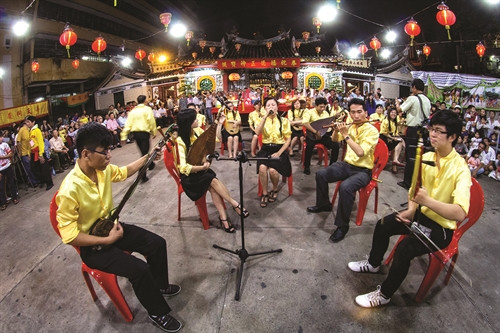 Biểu diễn văn nghệ là một nét văn hóa đặc sắc trong những ngày Tết của người Hoa ở Chợ Lớn. Biểu diễn văn nghệ là một nét văn hóa đặc sắc trong những ngày Tết của người Hoa ở Chợ Lớn.