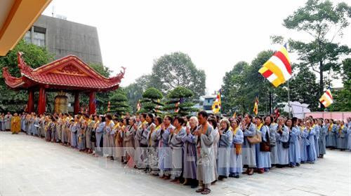 Đông đảo Phật tử dự lễ khánh thành Việt Nam Quốc Tự. Ảnh: Thế Anh-TTXVN Đông đảo Phật tử dự lễ khánh thành Việt Nam Quốc Tự. Ảnh: Thế Anh-TTXVN