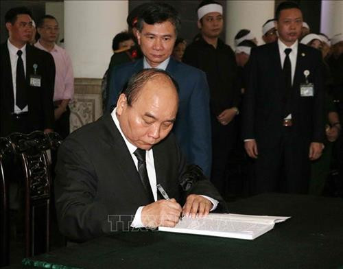Thủ tướng Nguyễn Xuân Phúc ghi sổ tang. Ảnh: Văn Điệp – TTXVN Thủ tướng Nguyễn Xuân Phúc ghi sổ tang. Ảnh: Văn Điệp – TTXVN