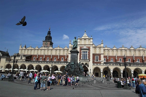 Ngay trung tâm thành phố là quảng trường Phố cổ - quảng trường rộng nhất thời Trung cổ ở châu Âu, được bao bọc bằng những tòa nhà cổ kính đủ màu, kiến trúc thanh thoát và quý phái, chưa có vẻ gì hư hao sau nhiều thế kỷ tồn tại. Phố cổ Krakow đã được UNESCO công nhận là di sản văn hóa thế giới.