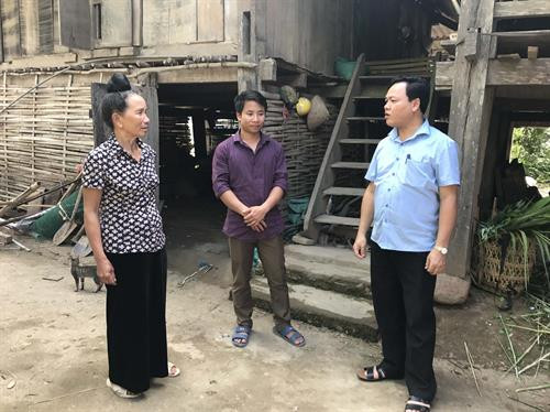 Cán bộ bảo hiểm xã hội huyện Sốp Cộp, tỉnh Sơn La trao đổi với người dân về lợi ích của bảo hiểm y tế. Ảnh: Hữu Quyết - TTXVN Cán bộ bảo hiểm xã hội huyện Sốp Cộp, tỉnh Sơn La trao đổi với người dân về lợi ích của bảo hiểm y tế. Ảnh: Hữu Quyết - TTXVN