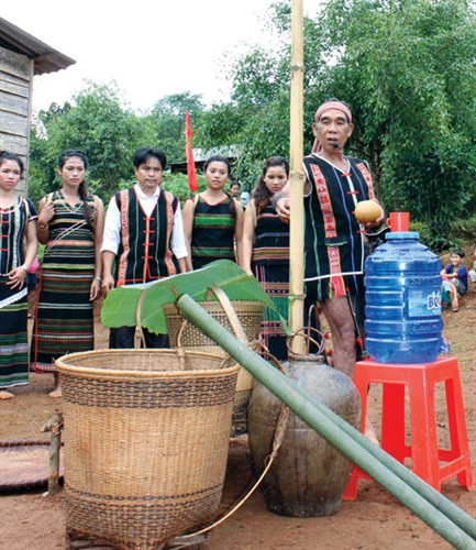 Già làng thực hiện nghi thức bôi máu lên cây nêu. Già làng thực hiện nghi thức bôi máu lên cây nêu.