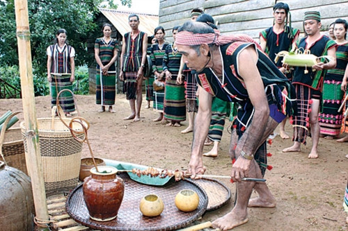 Dâng lễ vật cho các thần linh. Dâng lễ vật cho các thần linh.